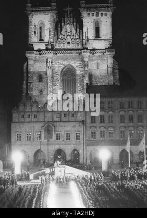 Ein Nazi Rally findet am Altstädter Ring in Prag anlässlich der Robert Ley besuchen. Im Hintergrund, die Kirche der Mutter Gottes vor Tyn. Seit März 1939, Prag wurde von der Wehrmacht besetzt. Stockfoto