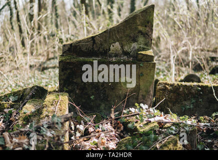 Detail der gebrochenen jüdischen matzevah vom Friedhof der Stadt Tschenstochau in Polen Stockfoto