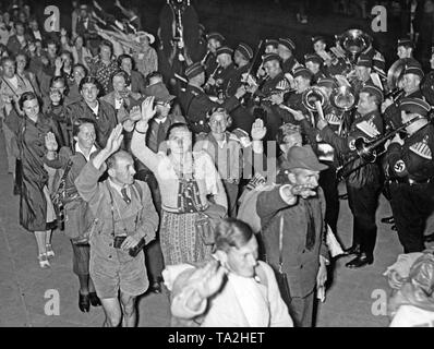 700 Mitglieder der Sudetendeutschen Jugend Berlin besuchen. Die Turner sind durch ein Band am Potsdamer Bahnhof begrüßt. Stockfoto