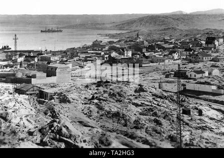 Blick aus dem Inneren der Küstenstadt Lüderitz Bucht, der ehemaligen deutschen Kolonie Deutsch Südwestafrika. Im Hintergrund ist das Meer. Stockfoto