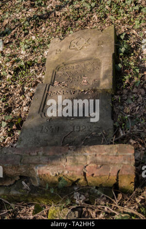 Detail der gebrochenen jüdischen matzevah vom Friedhof der Stadt Tschenstochau in Polen Stockfoto