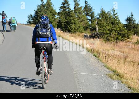 Ein Radfahrer auf dem Weg zum Gipfel des Brocken im Nationalpark Harz Stockfoto