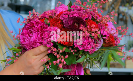 Professionelle Floristen mit Blumenstrauß im Studio Stockfoto