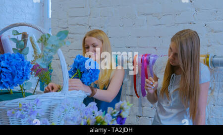 Zwei Frauen, Floristen, großen floralen Korb mit Blumen Flower Shop Stockfoto