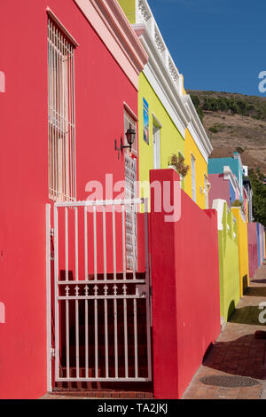 Detaillierte Foto von Häusern in der Malaiischen Viertel Bo-Kaap, Kapstadt, Südafrika. Historischen Bereich von bunt bemalten Häuser im Zentrum der Stadt. Stockfoto