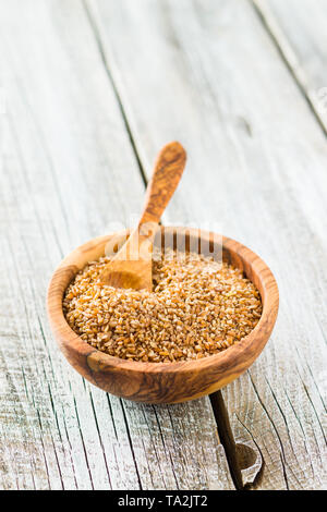 Trockene Bulgur weizen Körner in der Schüssel. Stockfoto