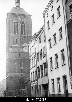 Blick auf den Kirchturm der Kirche St. Johannes in der Stadt Danzig. Es ist sowohl Johannes der Täufer und Johannes der Evangelist. Die Kirche wurde 1377 auf dem Gelände der Holz- St. John's Kapelle erbaut. Bis 1945 wurde die Kirche beherbergt einige bekannte Werke der Kunst, wie die Renaissance Hochaltar von Abraham van den Verstopf t. Jeden Sonntag Dienstleistungen sind in der polnischen, deutschen und Kaschubischen. Stockfoto