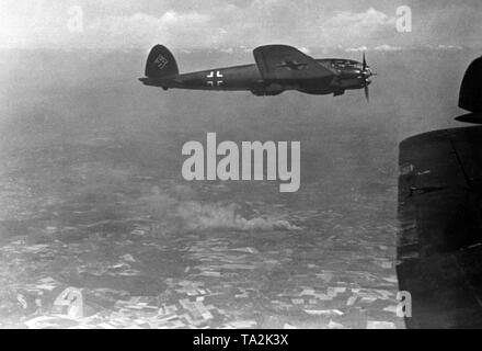 Eine Heinkel He 111 der Luftwaffe bei einem Luftangriff auf eine französische Stadt. Foto: kriegsberichterstatter Brandt. Stockfoto