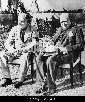 Der amerikanische Präsident Franklin D. Roosevelt und der britische Premierminister Winston Churchill in einer Pause an der Konferenz von Casablanca, Marokko, 1943 Stockfoto