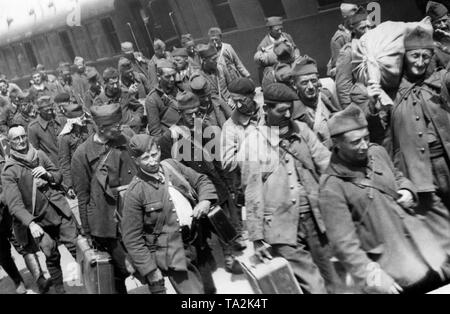 Die französischen Soldaten, die bereits im Ersten Weltkrieg teilgenommen haben, sind aus deutscher Gefangenschaft in Chalon-sur-Marne freigegeben. Stockfoto