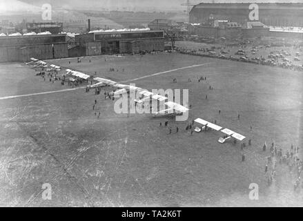 Begleitende Flugzeuge der Zeppeline LZ 126 auf dem Flugplatz Berlin-Staaken. Die LZ 126 ging an die USA als Krieg Wiedergutmachung und gibt den Namen ZR-3 "USS Los Angeles" durchgeführt. Stockfoto