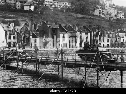 Pioniere der Wehrmacht eine behelfsmäßige Brücke an der Stelle der gesprengten Brücke über den Fluss Semois in Bouillon, Belgien die weitere Vorauszahlung auf die Französische Limousine zu gewährleisten. Stockfoto