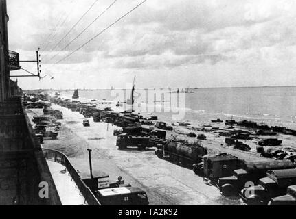 Links - hinter Krieg Material der Britischen Armee auf dem Strand in der Gegend von Dünkirchen. Foto: Kysiak Stockfoto