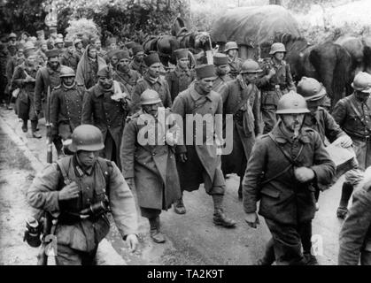 Die französischen Soldaten, darunter auch Mitglieder des afrikanischen Truppen, März unter Aufsicht zurück in die Gefangenschaft. Stockfoto