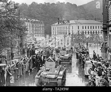 Ein gepanzertes Regiment der Wehrmacht Laufwerke in Karlsbad (Karlovy Vary) heute mit seinen Panzer ich am 4. Oktober 1938. Die Soldaten werden von jubelnden Menschen begrüßt. Stockfoto