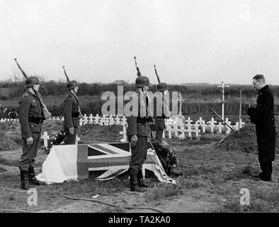 Ein englischer Offizier, der während der Kämpfe im Norden von Frankreich fiel, wurde mit militärischen Ehren durch deutsche Soldaten begraben. Ein Engländer spricht ein Gebet. Stockfoto