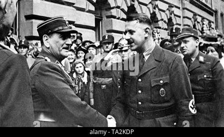 Diese Aufnahme zeigt den neuen nationalsozialistischen Staatsminister Hermann Winkler (rechts), beglückwünscht die Reich Gouverneur Ritter von Epp, der durch die Berliner Reichsregierung ernannt wurde, in die NSDAP in Bayern. Im Hintergrund das alte Parlament Gebäude. Esser trägt den Coburg Abzeichen, bestehend aus Hakenkreuz und Schwert das Schwert steht für die SA. Die coburger Abzeichen wird nach dem 3. Deutschen Tag in Coburg, zu der Hitler war mit mehreren SA Männer für eine Rally genannt, und während der Veranstaltung mehrere Straßenkämpfe aufgetreten mit den Anhängern der Partei Die Linke. Neben der Partei- und SA-Männer, die Stockfoto