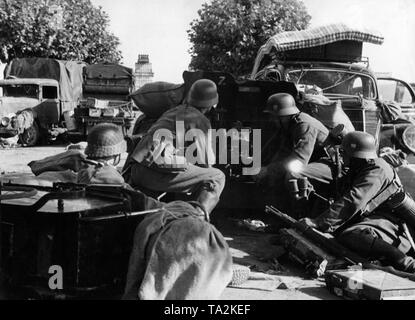 Deutsche Soldaten mit 3.7Cm Pak 36 Zwischen die Autos Der französische Flüchtlinge und hinterließ, Krieg Ausrüstung während der Kämpfe um Dünkirchen. Stockfoto