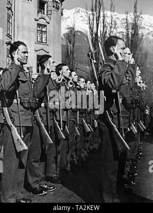 Nach der Annexion Österreichs an das Deutsche Reich, die österreichische Polizei in zu Adolf Hitler geschworen wird. Der Tiroler Jaeger-Regiment ist in andie Adolf Hitler Platz in Innsbruck vereidigt. Stockfoto