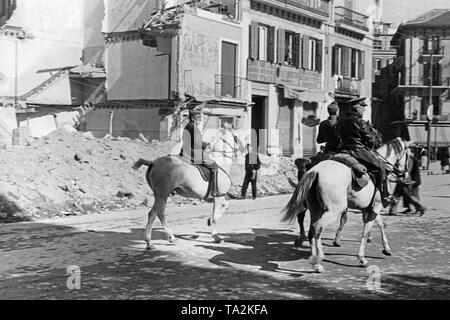 Foto von drei Offiziere auf dem Pferd in den Straßen von Malaga. Zweiter von rechts, halb versteckt: Francisco de Borbón y de la Torre, Herzog von Sevilla (1882 bis 1953) 1937. Im Hintergrund ein Haus, vermutlich durch Bomben zerstört. Stockfoto