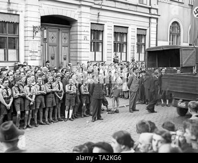 Mitglieder der Hitlerjugend vor der deutschen Hauptquartier, das Museum der, vor der Besetzung des Sudetenlandes. Das Foto wurde vor dem 27. September 1938 berücksichtigt. Stockfoto