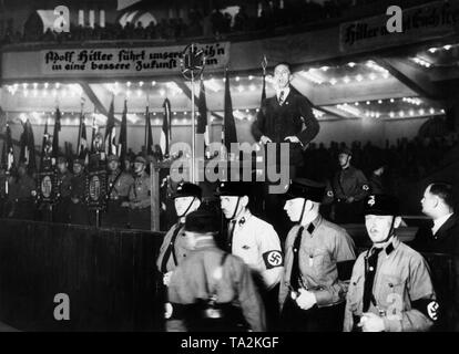 Joseph Goebbels hält eine Kampagne Rede im Berliner Sportpalast während der Reichstag Wahlkampf von 1932. Vor ihm steht eine Gruppe von SS-Männer als persönliche Stewards. Die Slogans auf den Banner: "Adolf Hitler führt uns in eine bessere Zukunft...' und 'Hitler macht Sie frei". Stockfoto