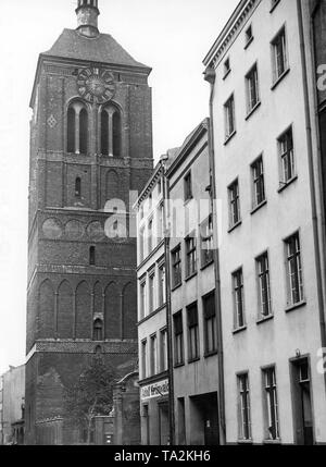 Blick auf den Kirchturm der Kirche St. Johannes in der Stadt Danzig. Es ist sowohl Johannes der Täufer und Johannes der Evangelist. Die Kirche wurde 1377 auf dem Gelände der Holz- St. John's Kapelle erbaut. Bis 1945 wurde die Kirche beherbergt einige bekannte Werke der Kunst, wie die Renaissance Hochaltar von Abraham van den Verstopf t. Jeden Sonntag Dienstleistungen sind in der polnischen, deutschen und Kaschubischen. Stockfoto