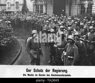 Im Zuge der Berliner Maerzkaempfe (März kämpft) Regierung - loyale Soldaten der Reichskanzlei in der Wilhelmstraße 77, in Berlin. Stockfoto