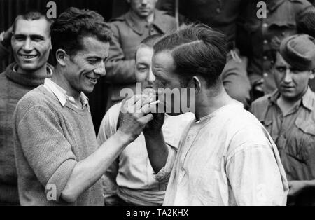 Französische Kriegsgefangene, die aus gesundheitlichen Gründen aus der Gefangenschaft entlassen wurden und nun abgeschoben werden, kommen in Chalon-sur-Saone an der deutsch-französischen Demarkationslinien. Stockfoto