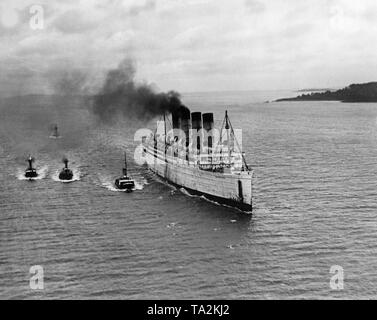 Die 'Mauretania' der Cunard Line fährt über die Firth-of-Forth nach Rosyth, wo Sie verschrottet wurde. Stockfoto