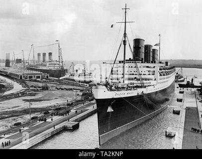 Der 'Queen Mary' ist das George V Dock in der Southampton Hafen geschleppt. Stockfoto