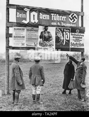 Sudetendeutschen Beobachtung der Wahl Plakate für das Plebiszit. Die Sudetendeutschen werfen ihre Abstimmung über die Annexion des Sudetenlandes an das Deutsche Reich. Auf der oberen Poster: "Ihr Ja für den Führer am 4. Dezember". Stockfoto