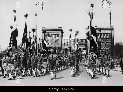 Am Tag der Arbeit, eine Jugend Kundgebung auf dem Königsplatz in München, bei dem etwa 80.000 junge Menschen teilnehmen. Hier marschiert eine Truppe der Bayerischen HJ in Leder Hose und Strümpfe mit zahlreichen Fahnen. Stockfoto