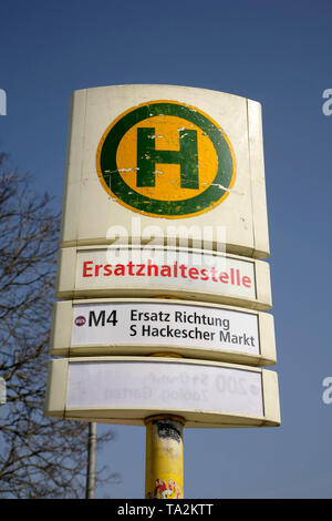 Stop-Schild auf der Route von temporären Bus Route, Berlin, Deutschland. Stockfoto