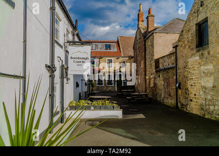 Eine Seitenstraße von der Bamburgh Castle Inn in der Küstenstadt Nevsehir, Northumberland, Großbritannien. September 2018. Stockfoto