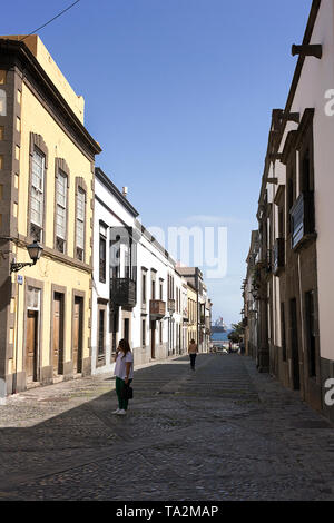 Gran Canaria, Spanien - 11. März 2019: Las Palmas, Passanten gehen Sie die Calle de Los Balcones im Frühjahr Tag morgen. Fußgängerzone gepflastert mit s Stockfoto