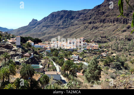 Gran Canaria, Blick auf Fataga Dorf im Barranco de Fataga Tal, beeindruckende Berglandschaft, Kanarische Inseln, Spanien Stockfoto
