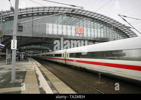 Deutsche Bahn ICE 2 Inter-city High speed Express Zug durch den Hauptbahnhof, East Berlin, Deutschland. Stockfoto