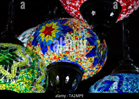 Hauptstadt von Oman, Muscat, Muttrah Souk. Typischen bunten Lampen auf dem historischen Marktplatz oder Souk. Stockfoto