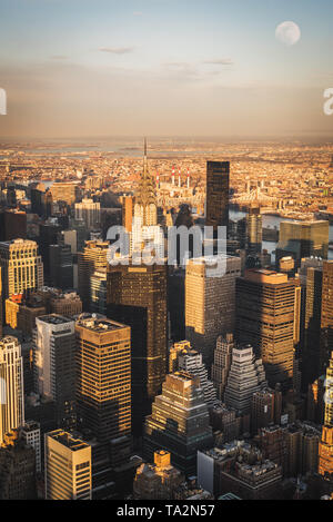 Antenne Stadtbild auf Manhattan bei Sonnenuntergang von einem hohen Punkt aus gesehen Stockfoto