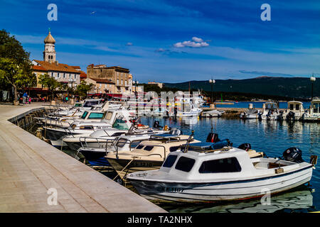 Hafen und Kathedrale in der Altstadt von Krk, auf der Insel Krk, Kroatien. Mai 2017. Stockfoto