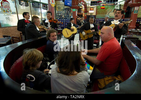 Mexiko City, Mexiko - 2019: Mariachis für eine Familie eine traditionelle Bar im Garibaldi Square (Piazza Garibaldi) an einem Sonntag Nacht durchführen. Stockfoto