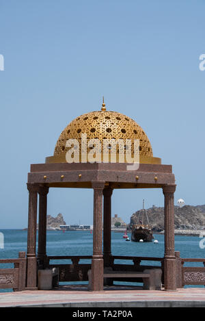 Oman, Hauptstadt von Muscat. Waterfront Blick auf Muttrah Bay. Stockfoto