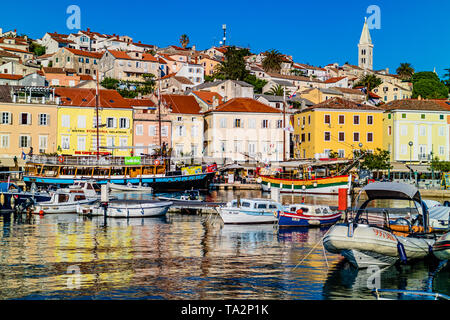 Hafen mit touristischen Boote und bunten Häusern im Zentrum der Stadt, Mali Losinj, Losinj, Kroatien. Mai 2017. Stockfoto