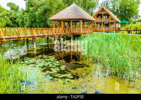 Ein Zentrum mit einer Bar, die für Touristen und Besucher auf dem Holzsteg an Feuchtgebiete Naturpark Kopacki Rit, Kopacevo, Kroatien. Mai 2017. Stockfoto