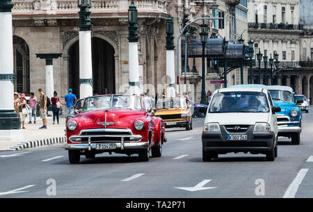 Havanna, Kuba - vom 25. Juli 2018: Autos auf der Straße und Menschen zu Fuß rund um alte Havanna Kuba. Stockfoto