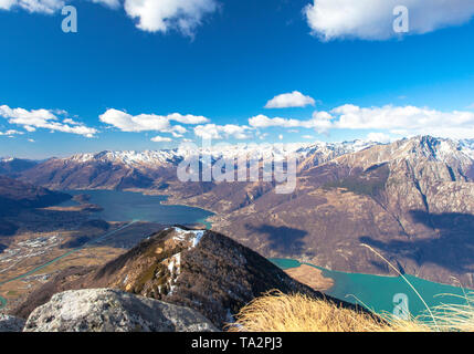 Panoramablick auf den Comer See und Valchiavenna von Monte Brusada, Rhätischen Alpen, Sondrio Provinz, untere Veltlin, Lombardei, Italien Stockfoto