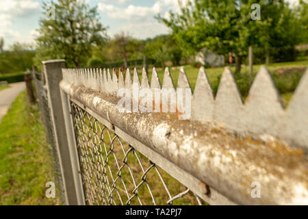 Stahl Zaun mit spitzen Dornen für Schutz auf einem Gartengrundstück Stockfoto