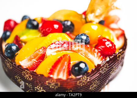 Herzförmige Frucht Biskuitteig, Obstkuchen auf weißem Hintergrund auf Tisch. Gesunde Süßwaren Hintergrund. Stockfoto