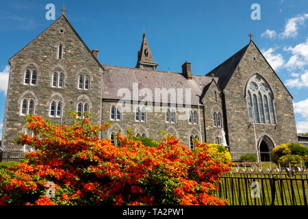 Die Kirche der irischen Franziskaner Killarney mit ihrem wunderschönen Garten an einem sonnigen Tag in Killarney, County Kerry, Irland Stockfoto